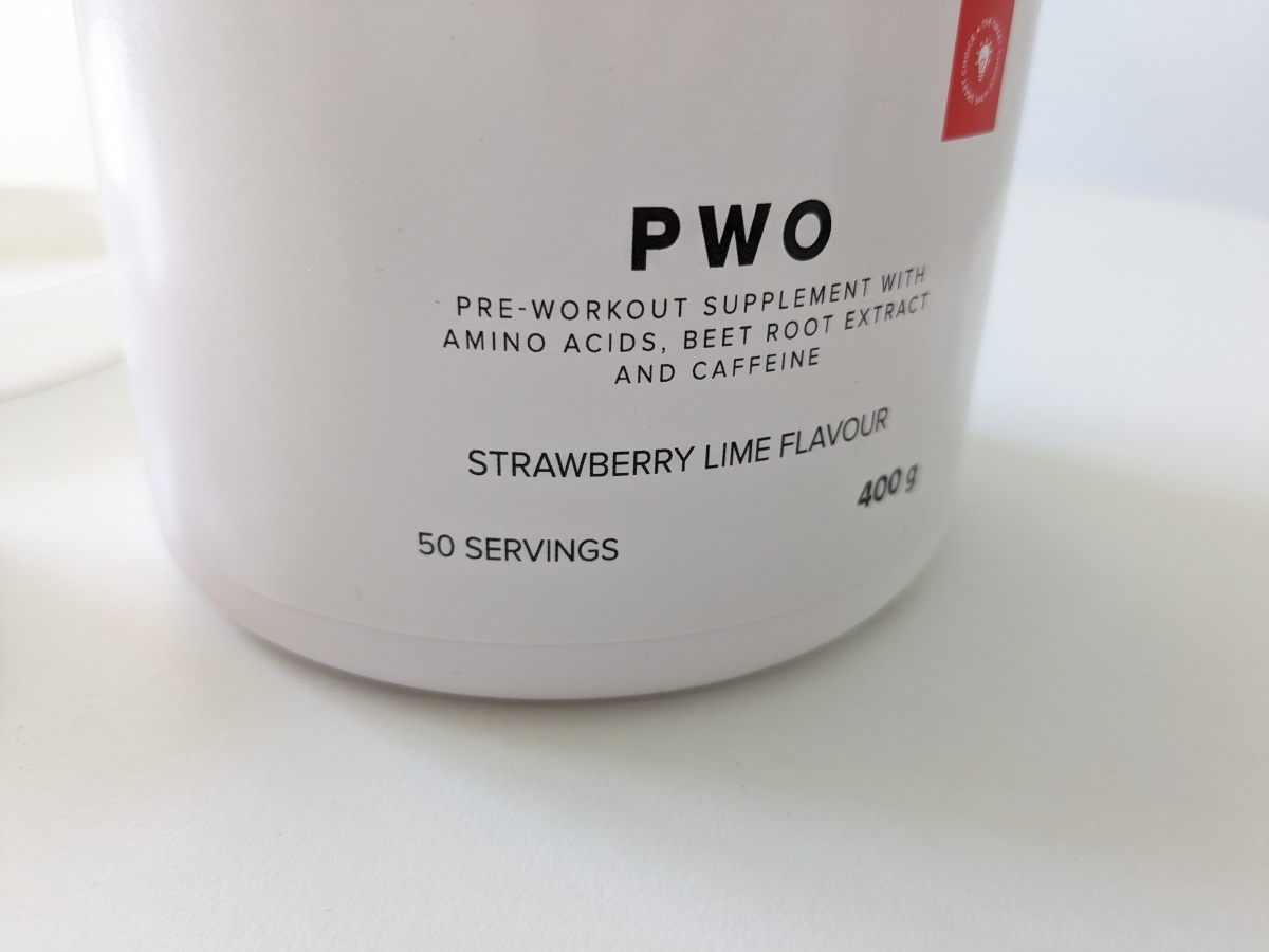 Närbild på etiketten Smartsupps PWO strawberry lime, tagen under vårt test
